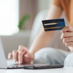 Mulher fazendo compra on-line com cartão de crédito